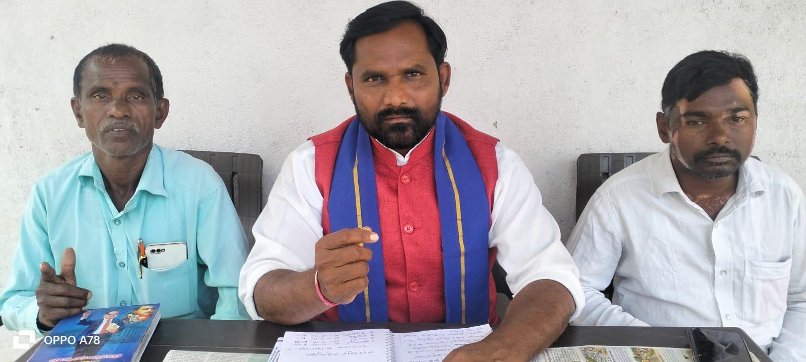 బాలికల పాఠశాలలో మరుగుదొడ్ల సమస్యను పరిష్కరించాలి