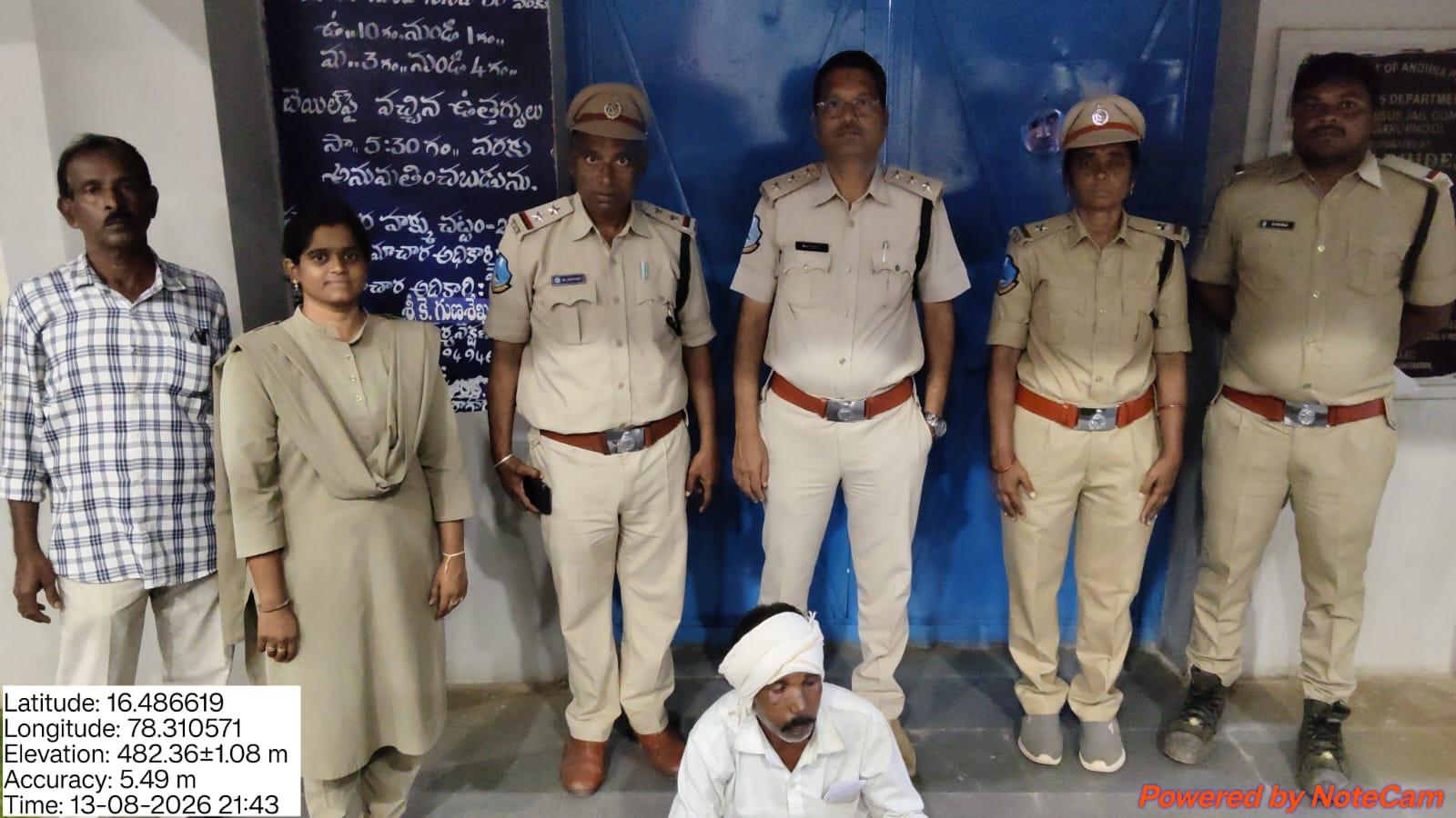 మృత నెమలిని అక్రమంగా విక్రయించేందుకు యత్నం