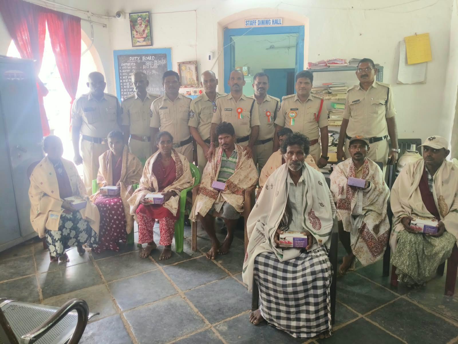 స్వాతంత్ర్య దినోత్సవం సందర్భంగా పారిశుధ్య కార్మికులకు ఎస్ఐ వినోద్ కుమార్ సన్మానం