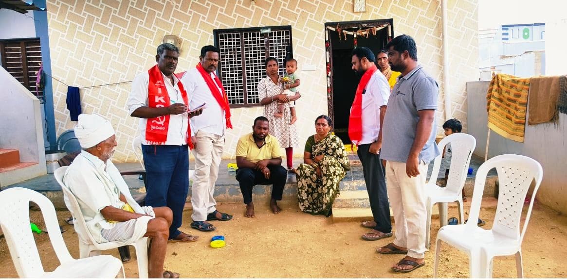 అప్పుల బాధతో ఆత్మహత్య చేసుకున్న రైతు కుటుంబాన్ని ప్రభుత్వం ఆదుకోవాలి