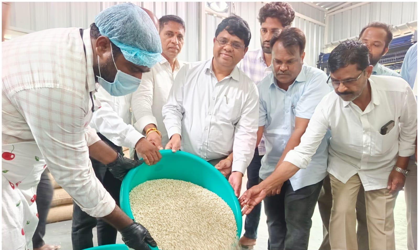 పీఏసీఎస్ కోల్డ్ ప్రెస్ ఆయిల్స్ మిల్లును సందర్శించిన ప్రిన్సిపల్ సెక్రటరీ