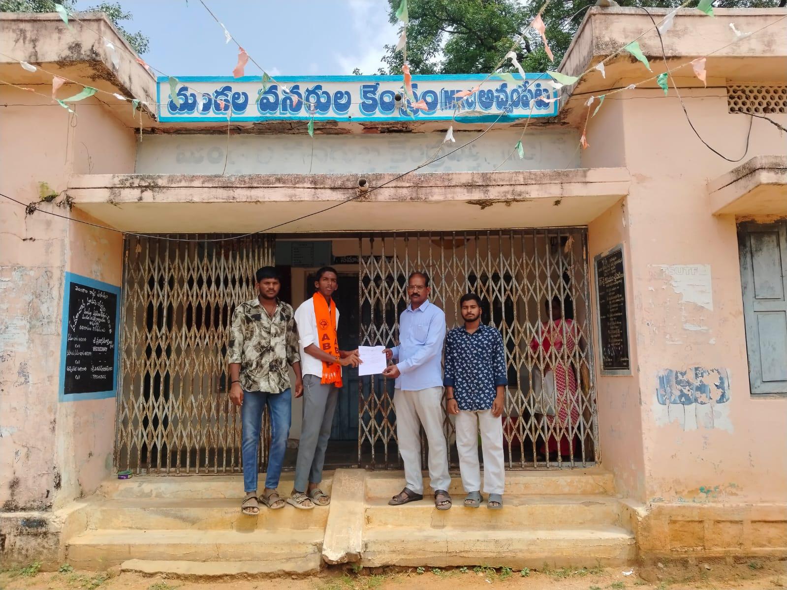 ఎంఈఓకు వినతిపత్రం అందజేసిన ఏబీవీపీ నాయకులు