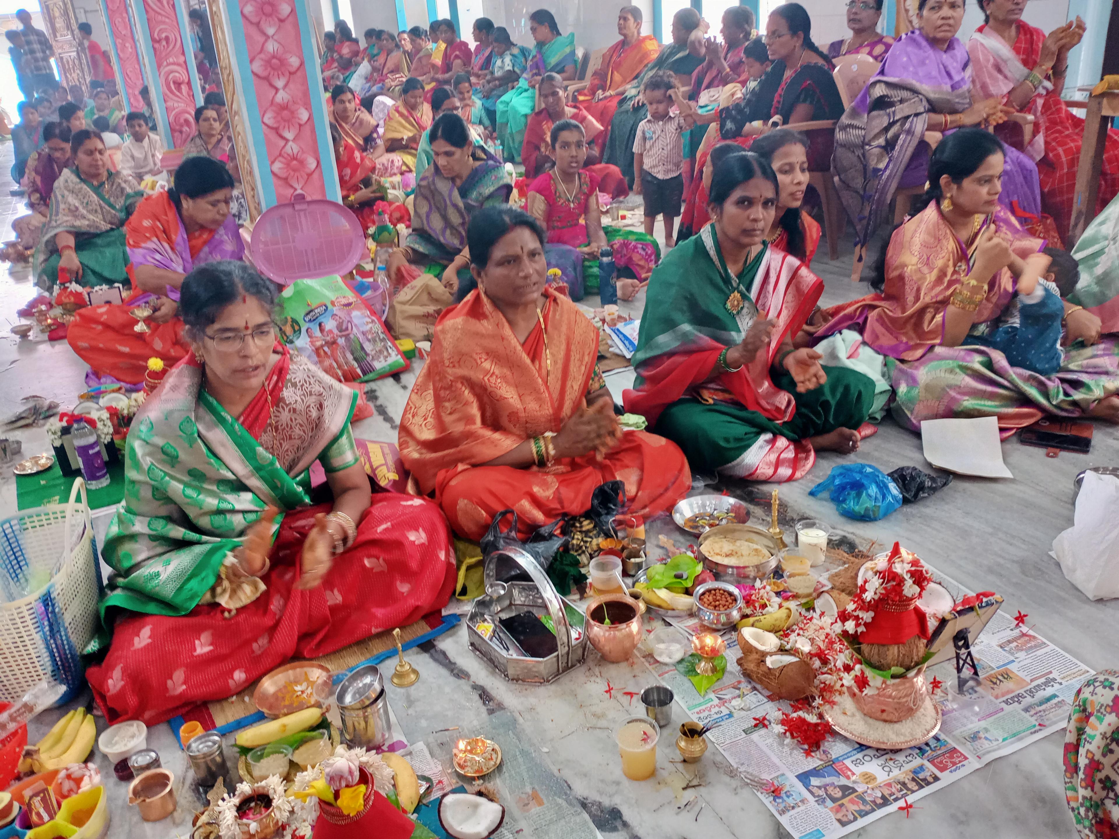 సాయిమందిరంలో శాస్త్రోక్తంగా సామూహిక వరలక్ష్మీ వ్రతాలు