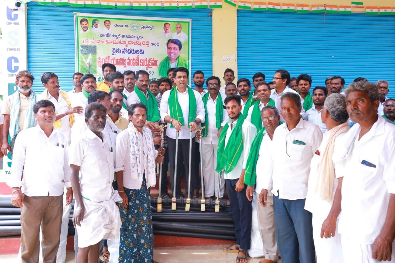 రైతులకు స్ప్రింక్లర్ పైపుల పంపిణీ