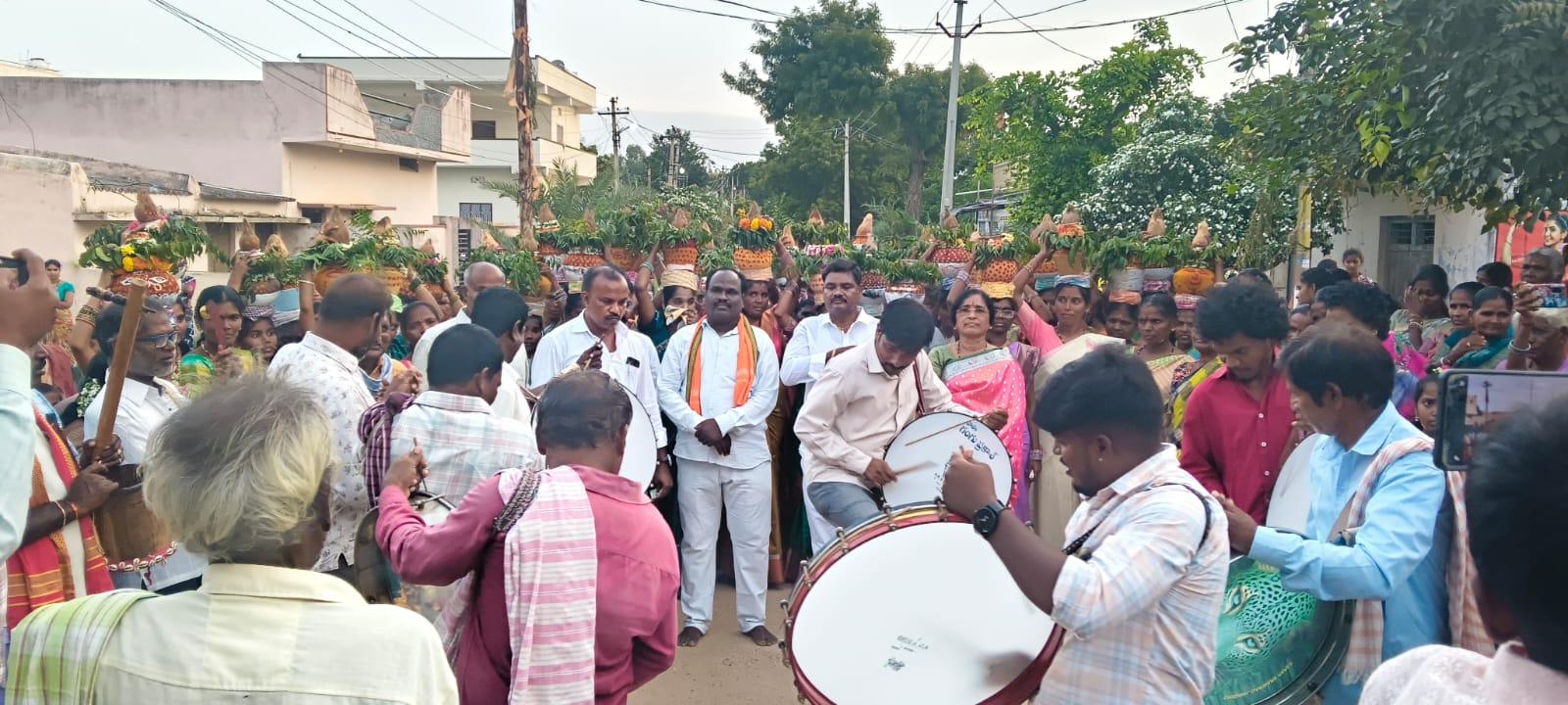 పాలెంలో వైభవంగా కర్రేమ్మ బోనాల వేడుకలు