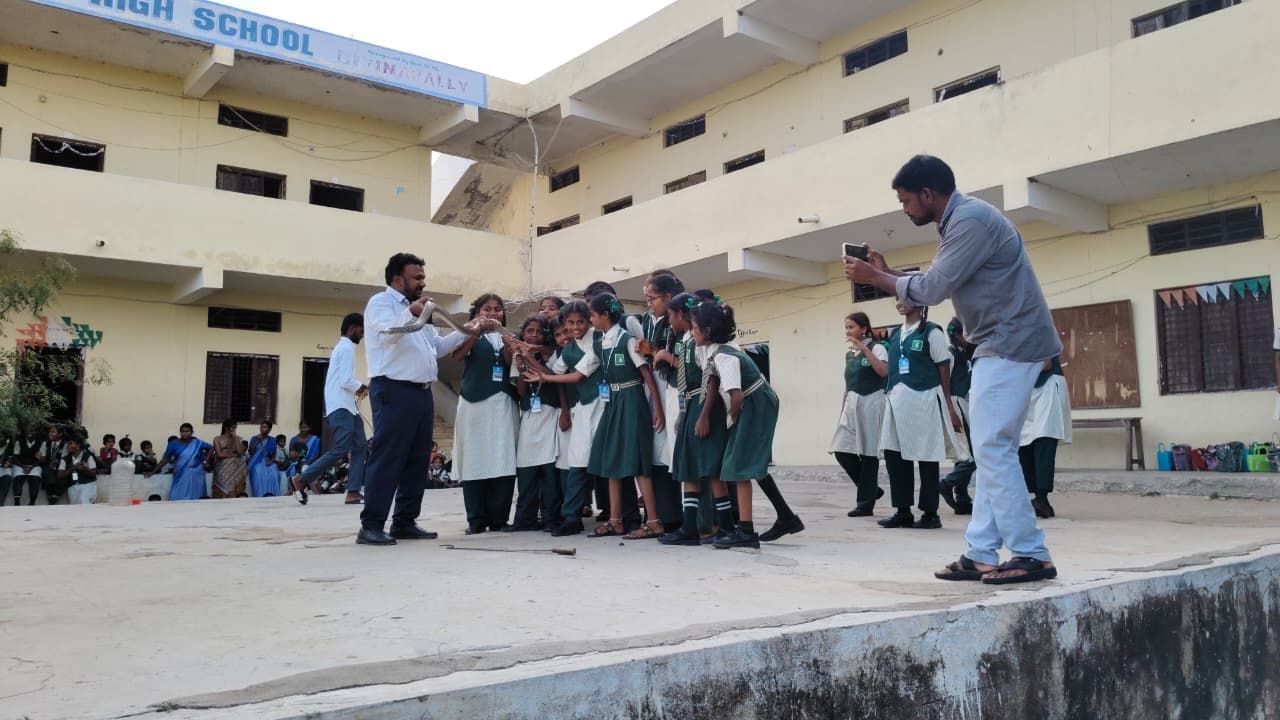 పాములు మానవ నేస్తాలు.. పర్యావరణ పరిరక్షణలో సర్పాల పాత్రపై అవగాహన