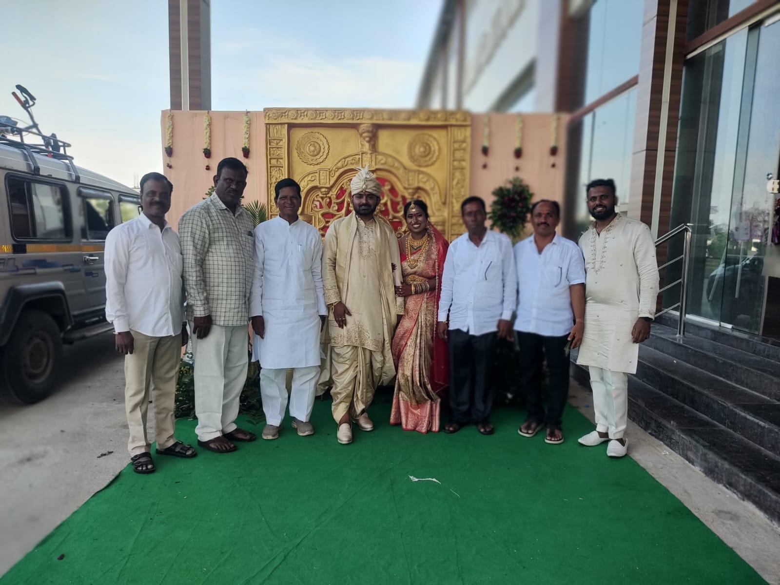 నూతన వధూవరులకు ఘనంగా శుభాకాంక్షలు తెలిపిన డాక్టర్ జిల్లెల చిన్నారెడ్డి