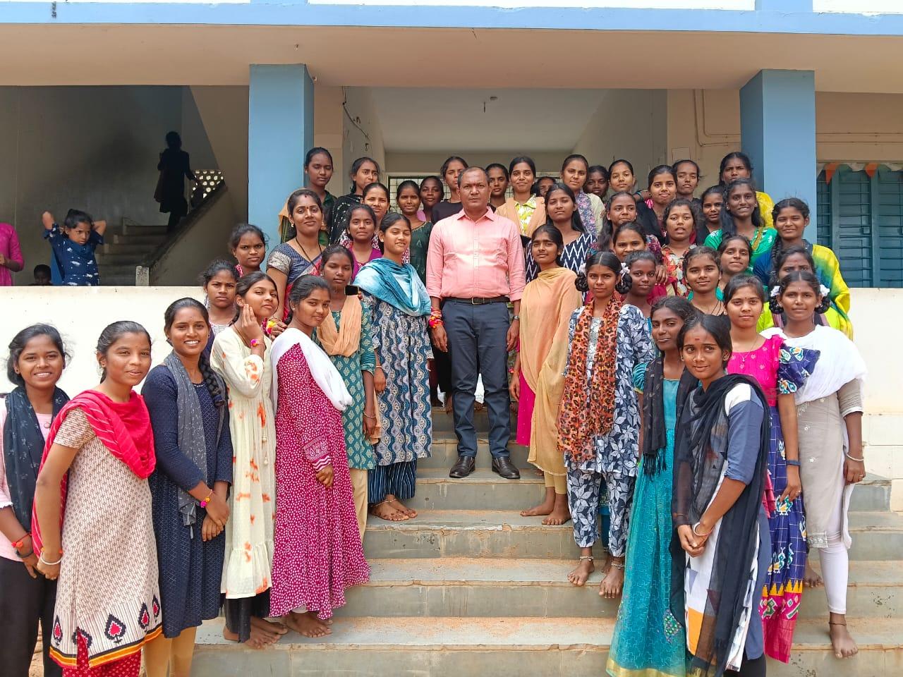 రాఖీ వేడుకల్లో కేజీబీవీ విద్యార్థినులతో డీఈఓ ఆత్మీయ కలయిక