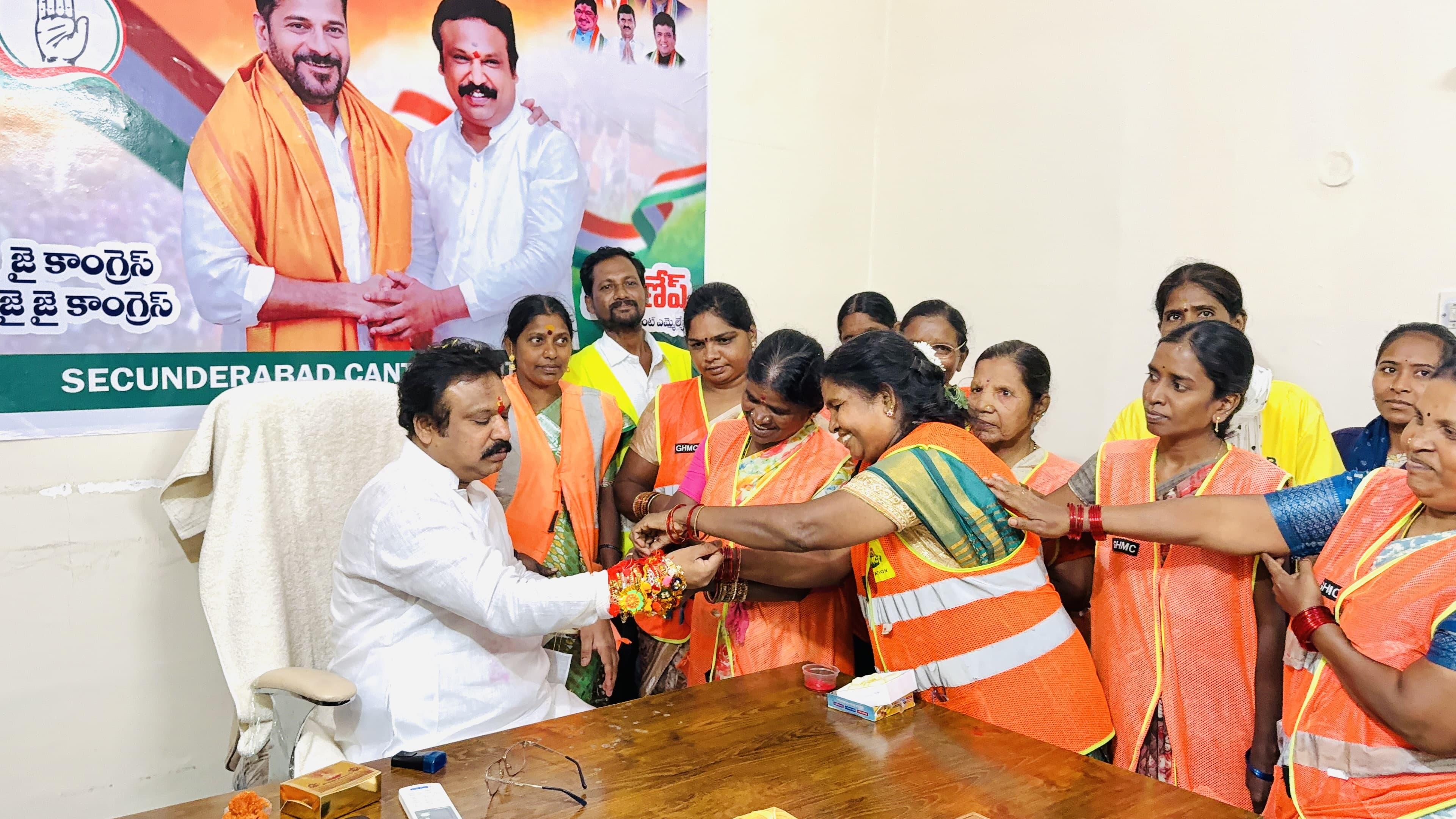రక్షా బంధన్ వేడుకల్లో ఎమ్మెల్యే శ్రీగణేష్కు మహిళల ఆప్యాయత