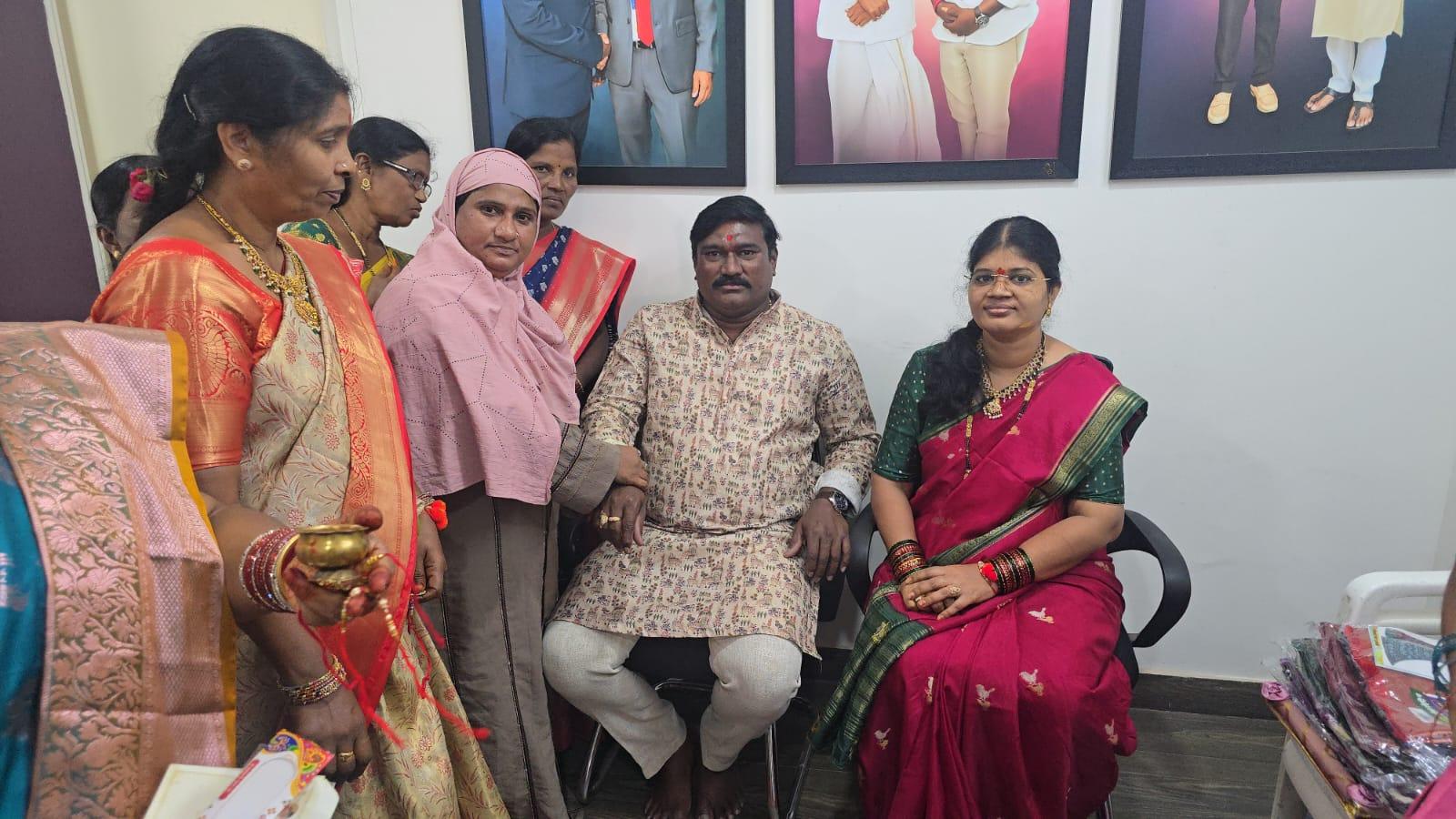 రాఖీ పండుగ సందర్భంగా పుప్పాల భాస్కర్కు రాఖీలు కట్టిన మహిళలు