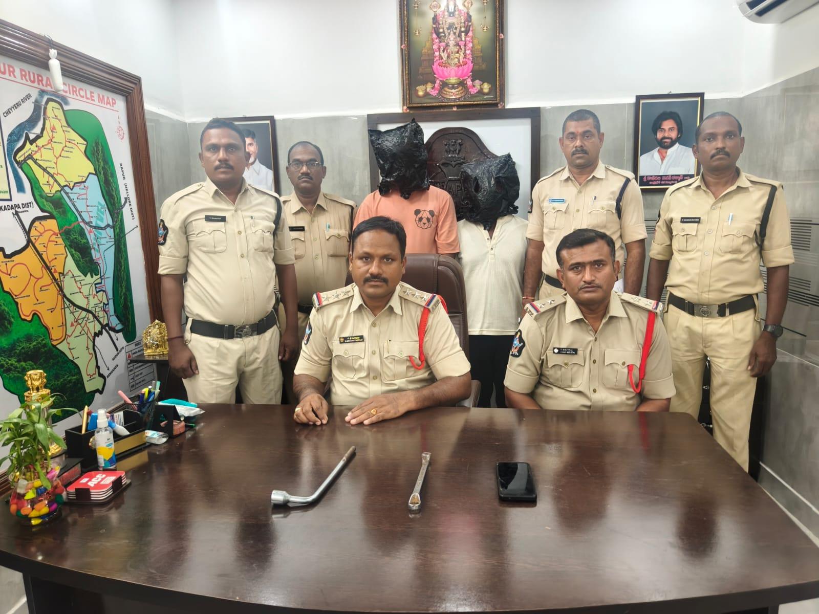 ఆటో డ్రైవర్పై దాడి చేసి ఆటో, నగదు, మొబైల్ దోపిడీ.. ఇద్దరి అరెస్ట్