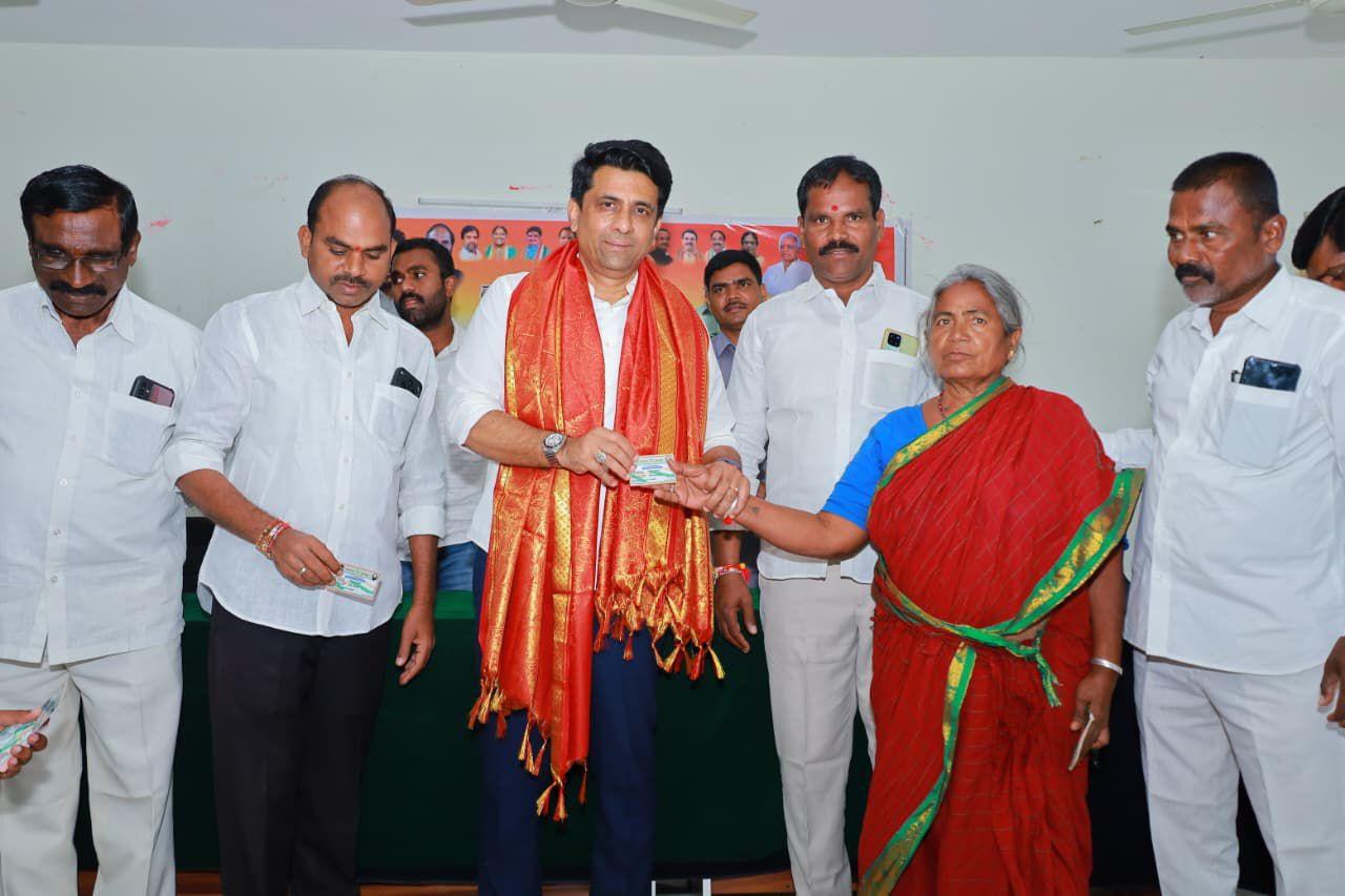 తాడూర్లో స్మార్ట్ రేషన్ కార్డుల పంపిణీ