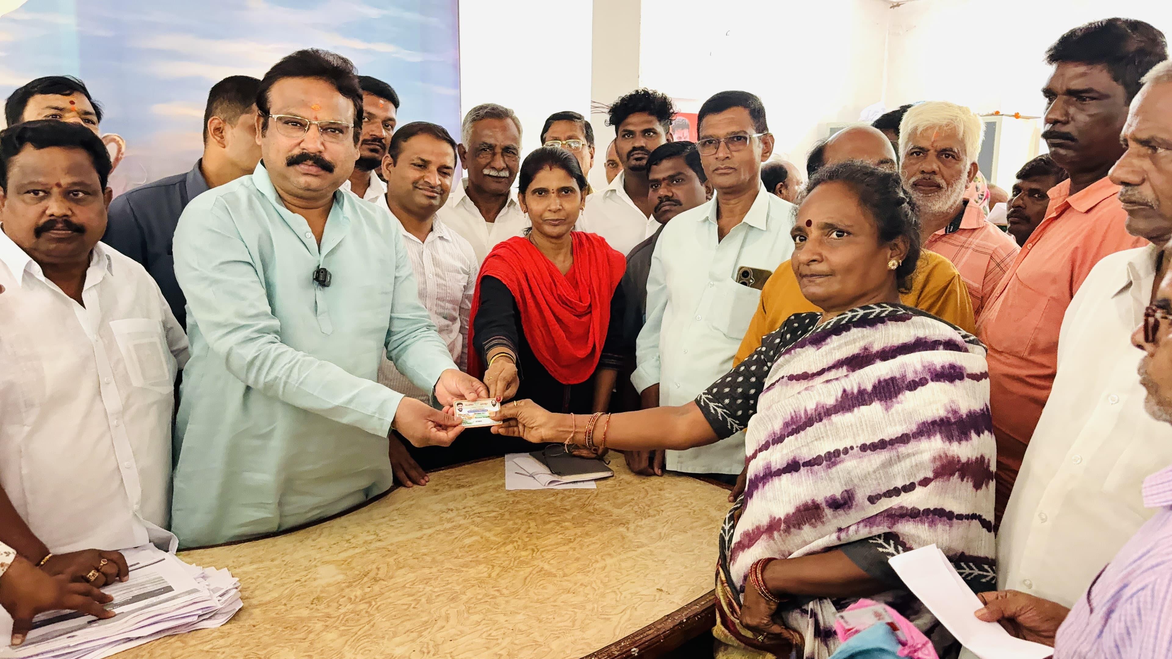 రేషన్ కార్డుదారులకు స్మార్ట్ రేషన్ కార్డుల పంపిణీ