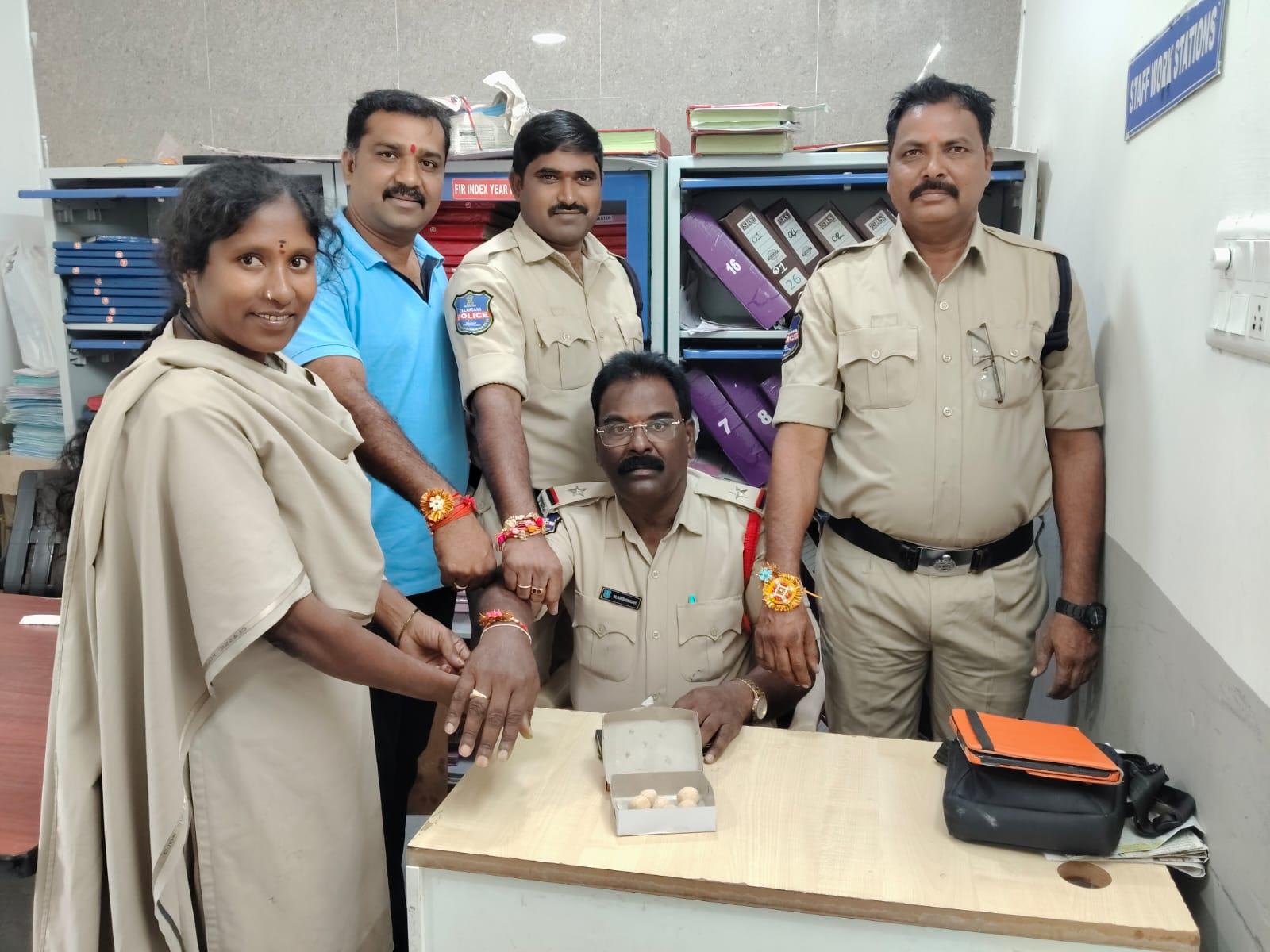 బిజినపల్లి పోలీస్ స్టేషన్లో ఘనంగా రక్షాబంధన్ వేడుకలు