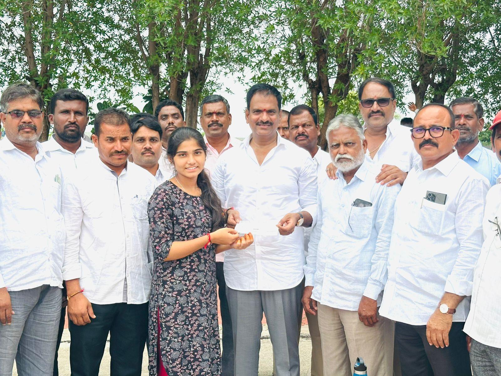 నిరుపేద గిరిజన విద్యార్థినికి మరోసారి అండగా మాజీ ఎమ్మెల్యే మర్రి జనార్దన్ రెడ్డి