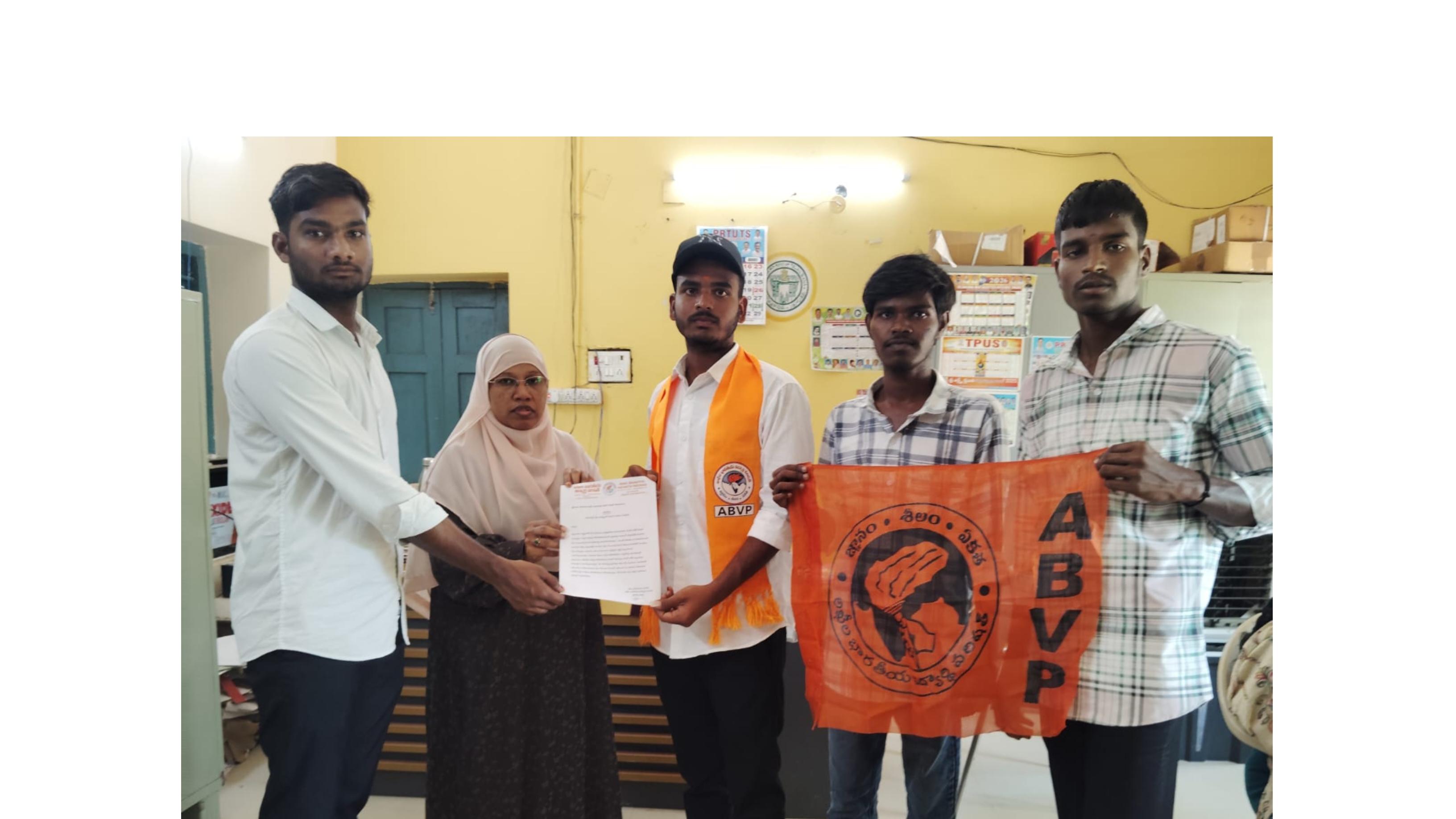 విద్యార్థుల సమస్యల పరిష్కారానికి ABVP వినతిపత్రం