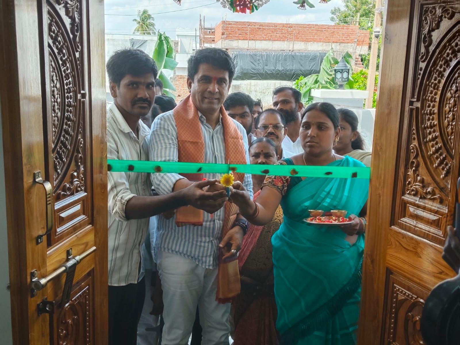 పాలెంలో ఇందిరమ్మ ఇళ్ల ప్రారంభం.. ఎమ్మెల్యే రాజేష్రెడ్డి