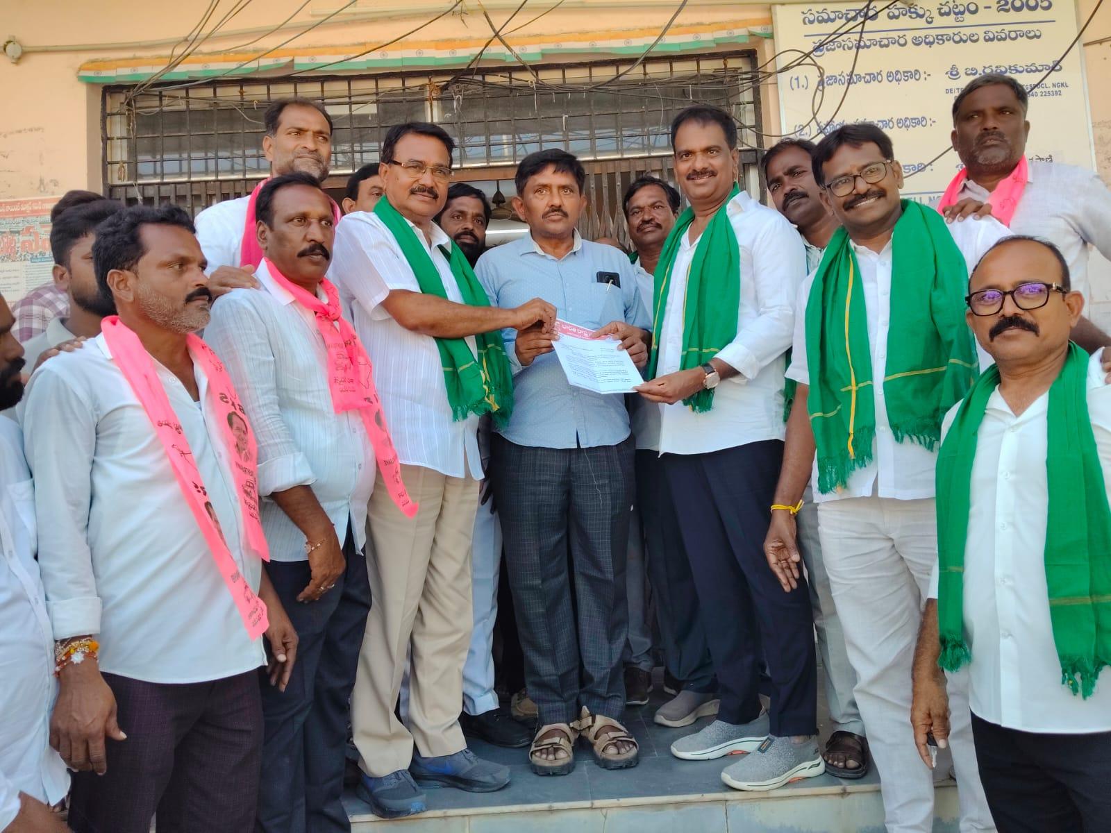 కరెంట్ కష్టాలపై రైతుల గర్జన.. సబ్స్టేషన్ ముట్టడి