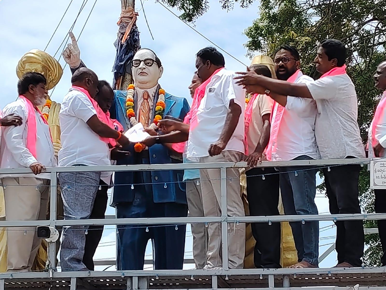 కాంగ్రెస్ 420 హామీలను వెంటనే అమలు చేయాలి అంబేద్కర్కు టీఆర్ఎస్ నాయకుల వినతిపత్రం