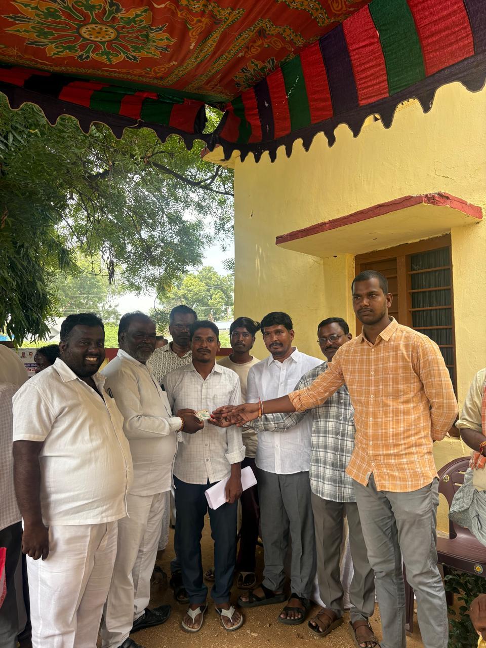 పాలెంలో కొత్త రేషన్ కార్డుల పంపిణీ