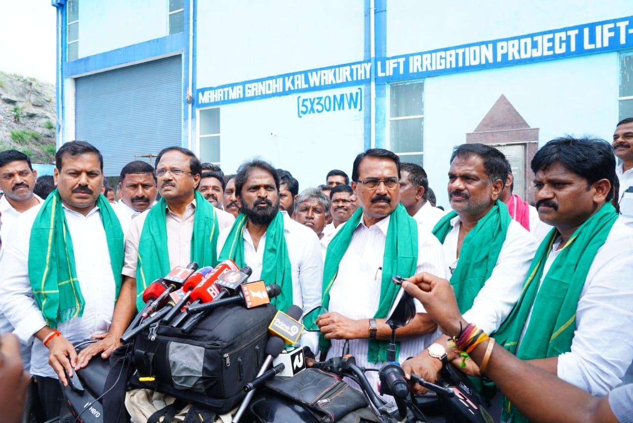 కల్వకుర్తి మోటార్లు ఆపితే.. రైతులతో కలిసి వంటావార్పే!