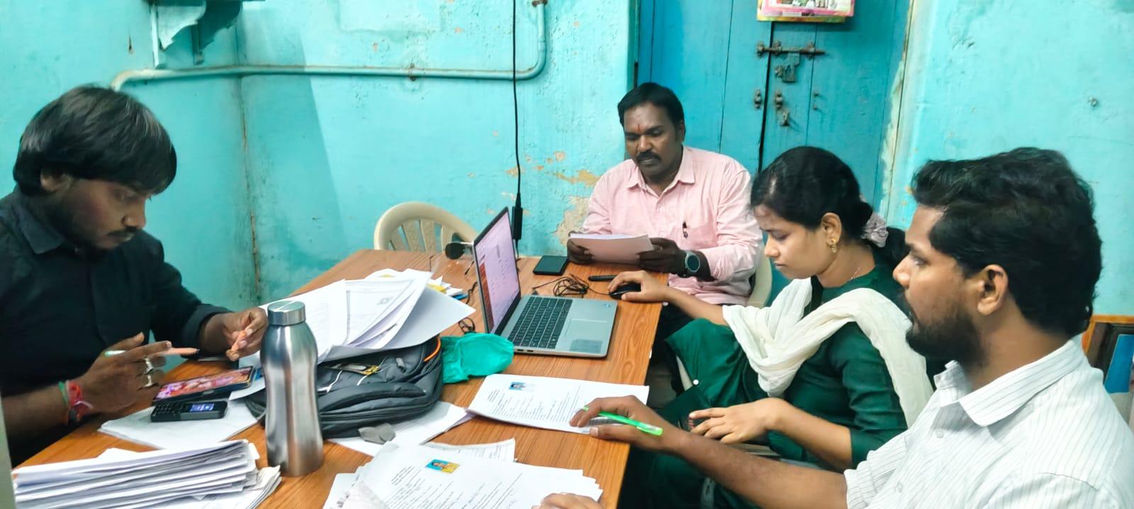 సెలవు రోజునా ప్రజా సేవలో సచివాలయం సిబ్బంది