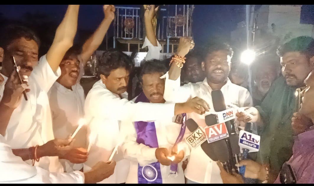 కల్పిత నాయకుడు అంబేద్కర్’ పుస్తకాన్ని రద్దు చేయాలి