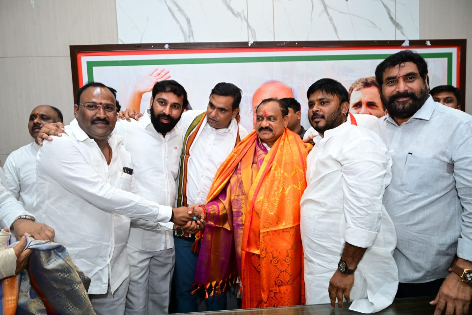 టీపీసీసీ అధ్యక్షుడు మహేష్ కుమార్ గౌడ్కు ఘనంగా శుభాకాంక్షలు