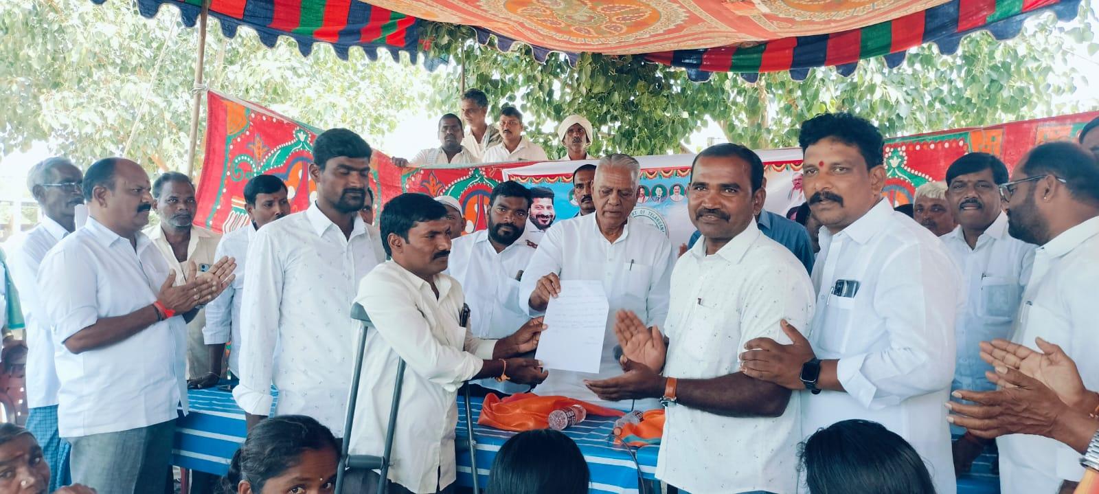 లక్నవరం గ్రామంలో స్మార్ట్ రేషన్ కార్డుల పంపిణీ