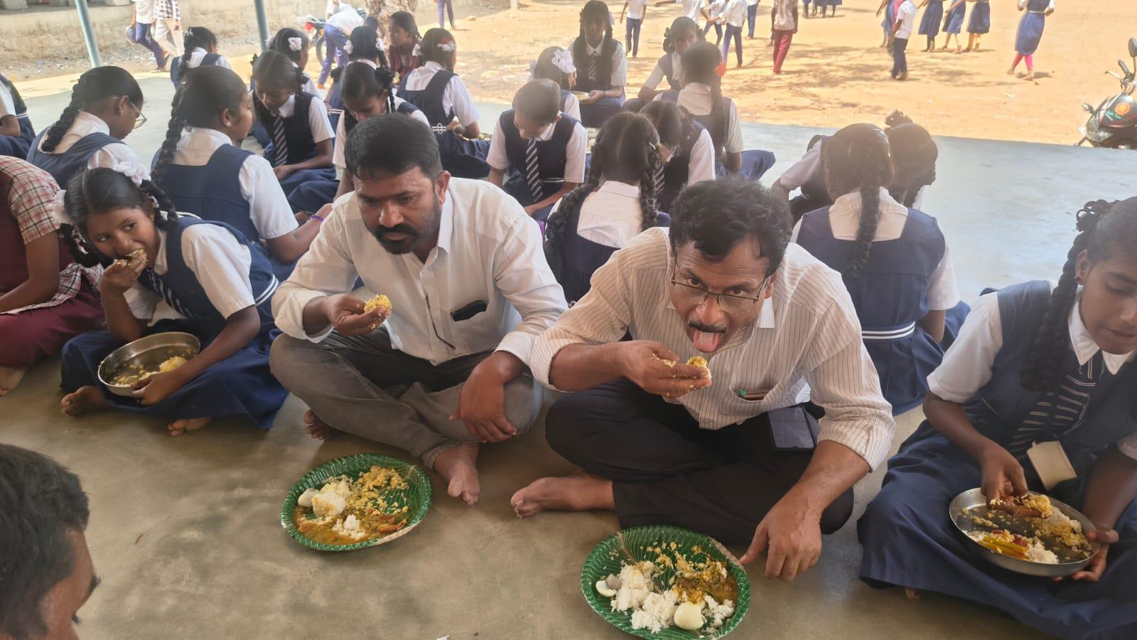 విద్యార్థులతో కలిసి భోజనం చేసిన సర్పంచ్, ఎంఈఓ