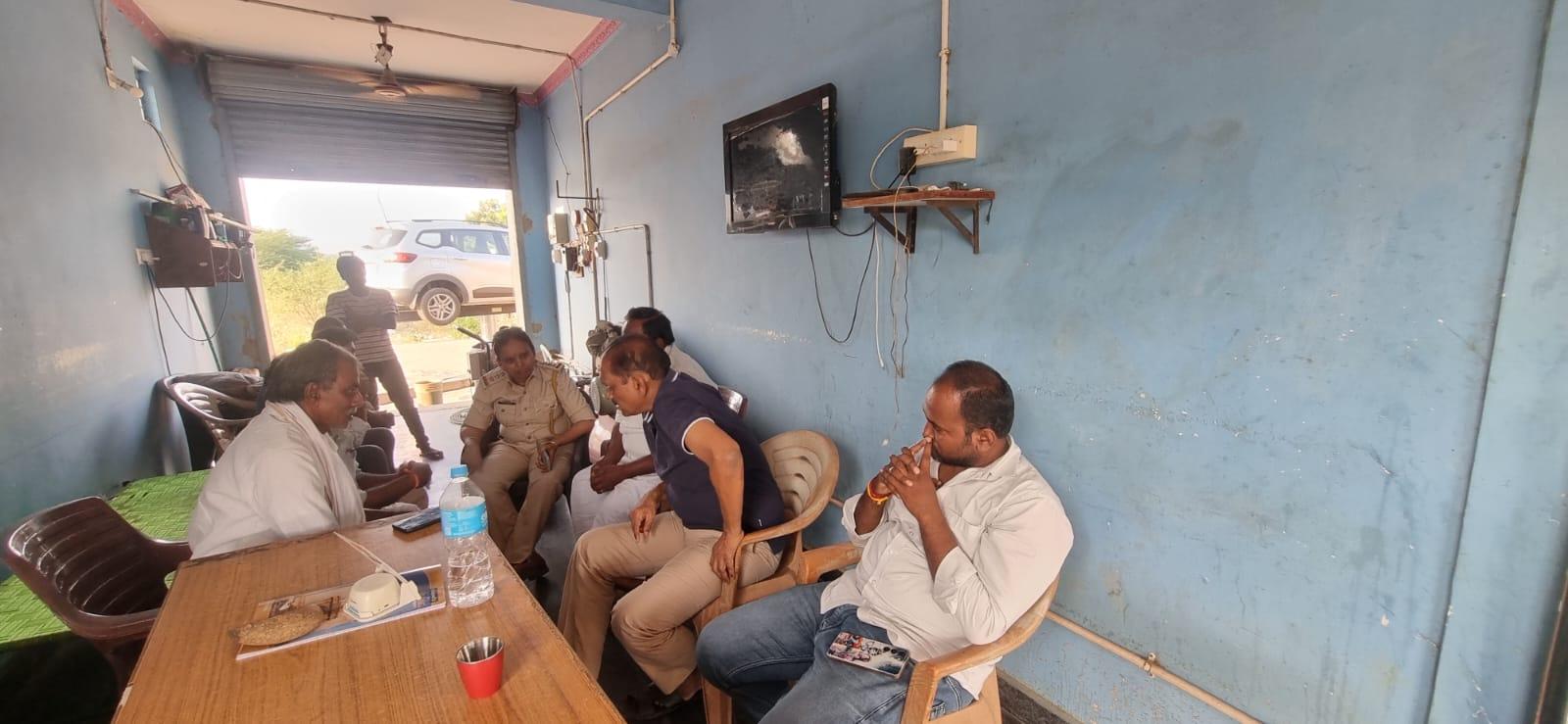 చిట్వేలిలో మద్యం దుకాణాల లైసెన్స్దారులతో ప్రత్యేక సమావేశం