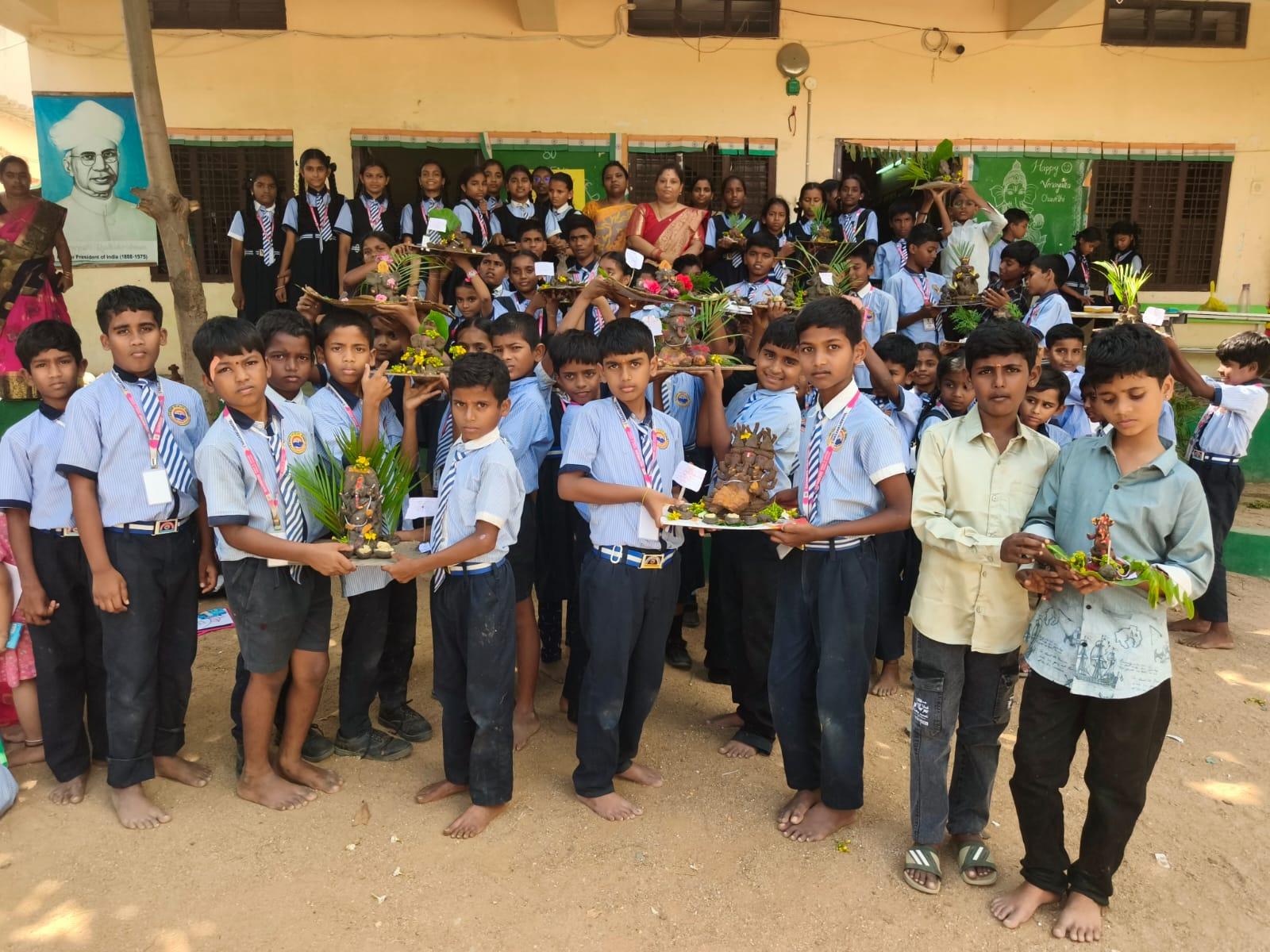మట్టి గణపతుల తయారీలో విద్యార్థుల సృజనాత్మకత