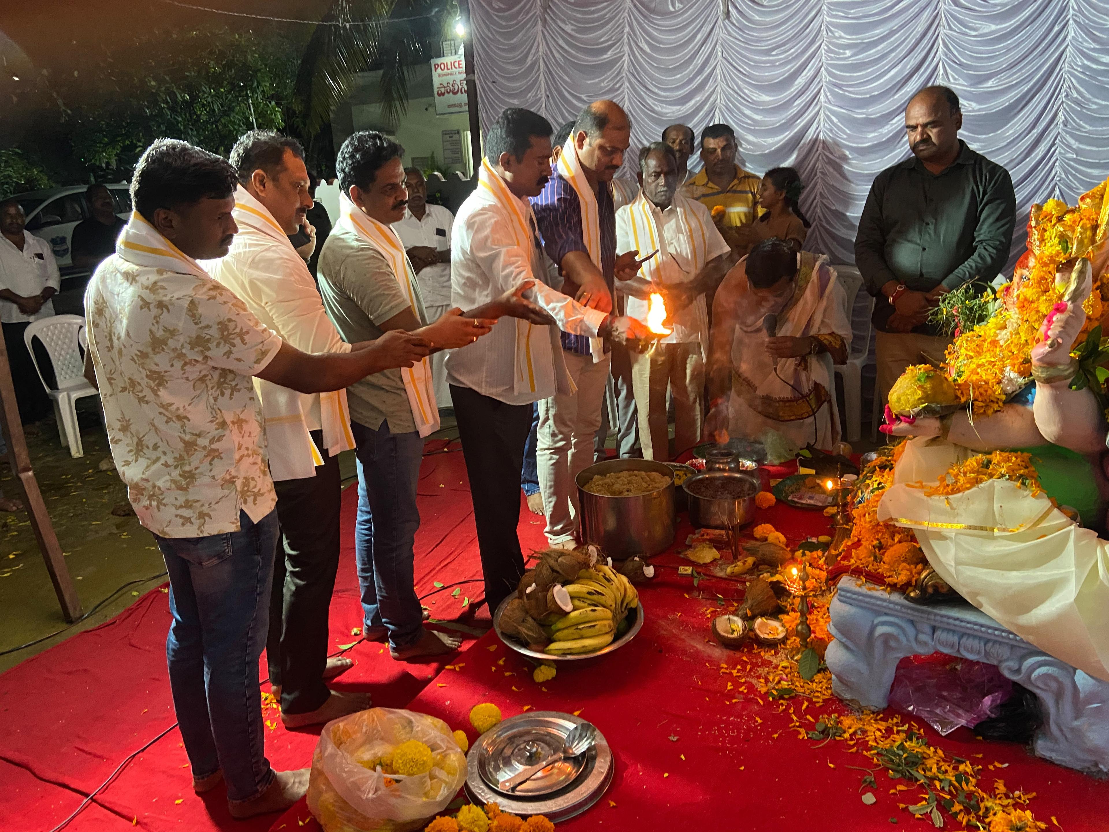 బిజినపల్లి పీఎస్లో ఘనంగా అన్నదాన కార్యక్రమం