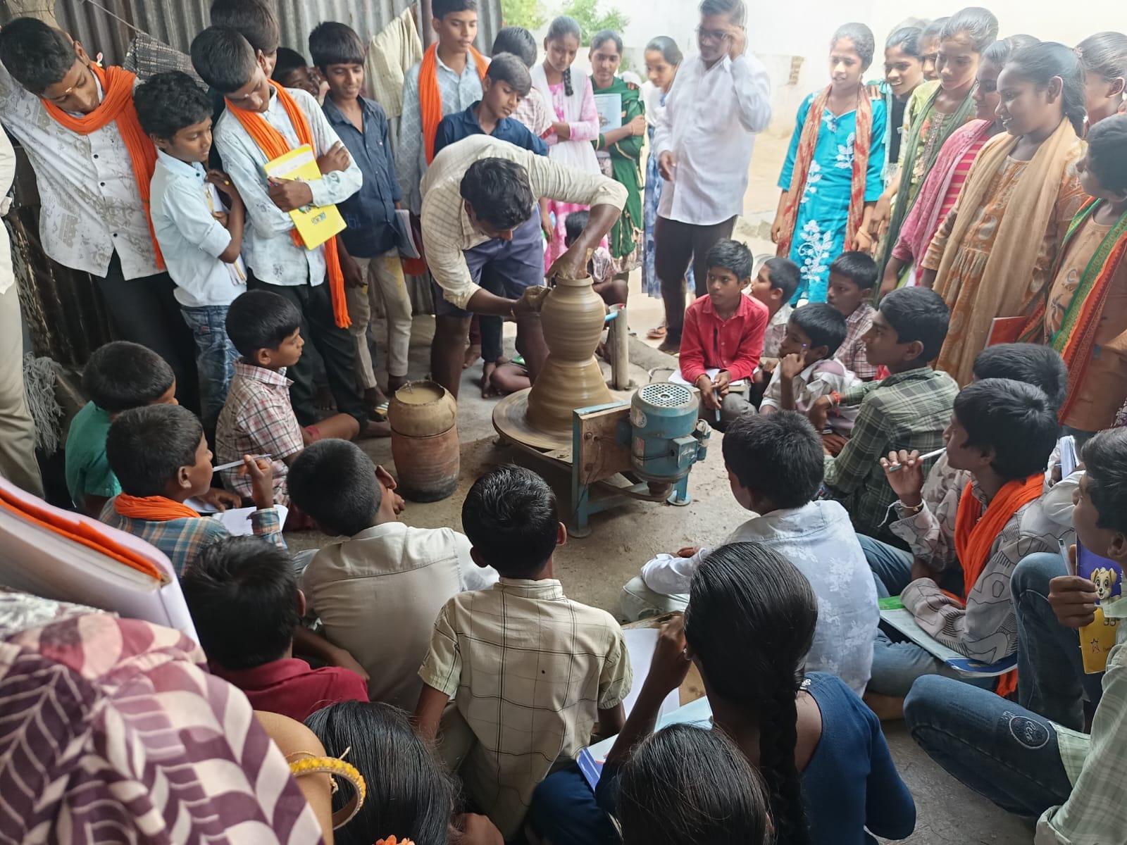 బ్యాగ్లెస్ డేలో విద్యార్థులకు మట్టి కుండల తయారీపై ప్రత్యక్ష అవగాహన