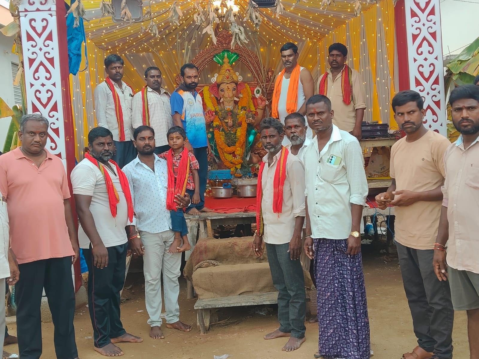 మంగనూరులో శ్రీ చైతన్య యూత్ ఆధ్వర్యంలో ఘనంగా అన్నదాన కార్యక్రమం