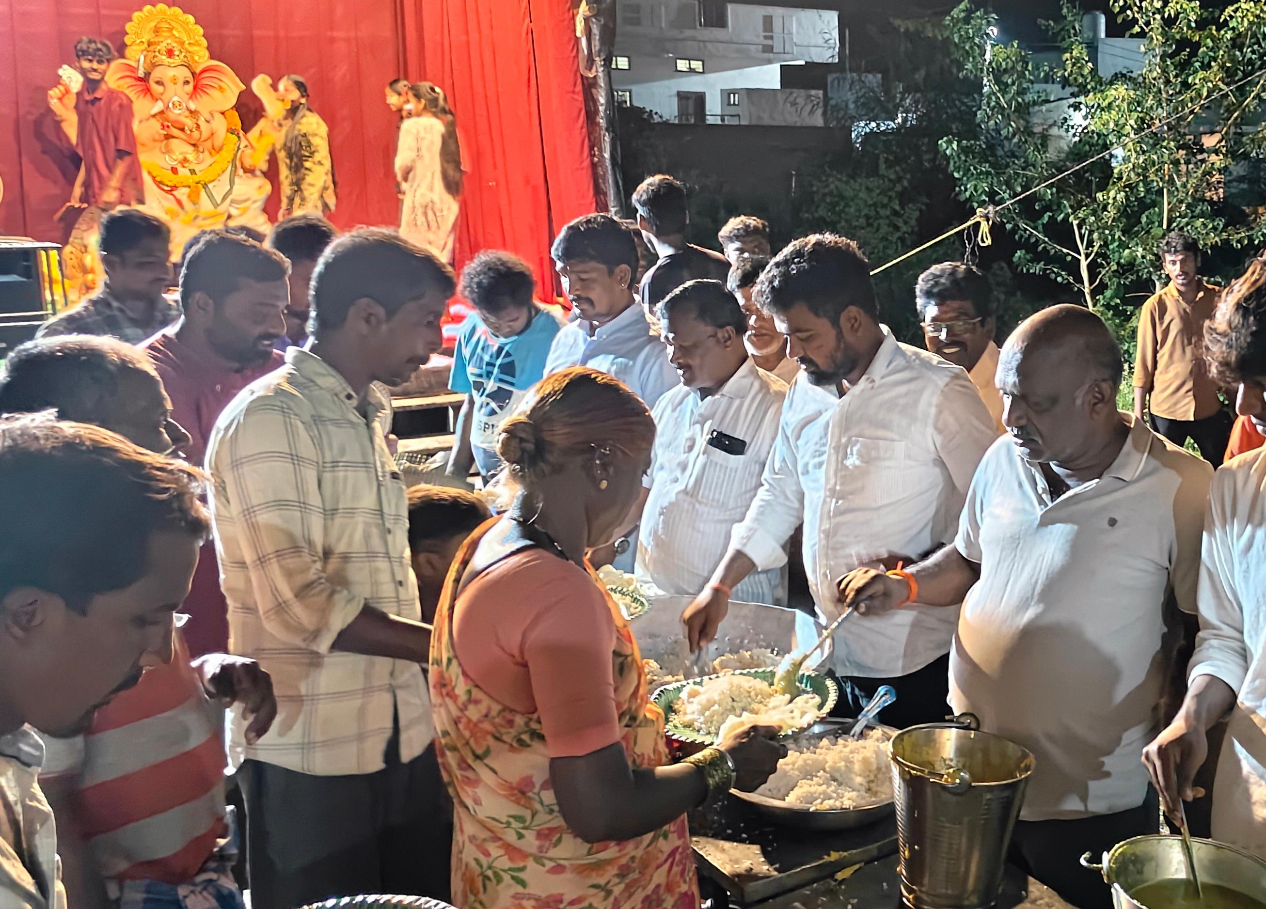 టైగర్స్ యూత్ క్లబ్ ఆధ్వర్యంలో అన్నదానం