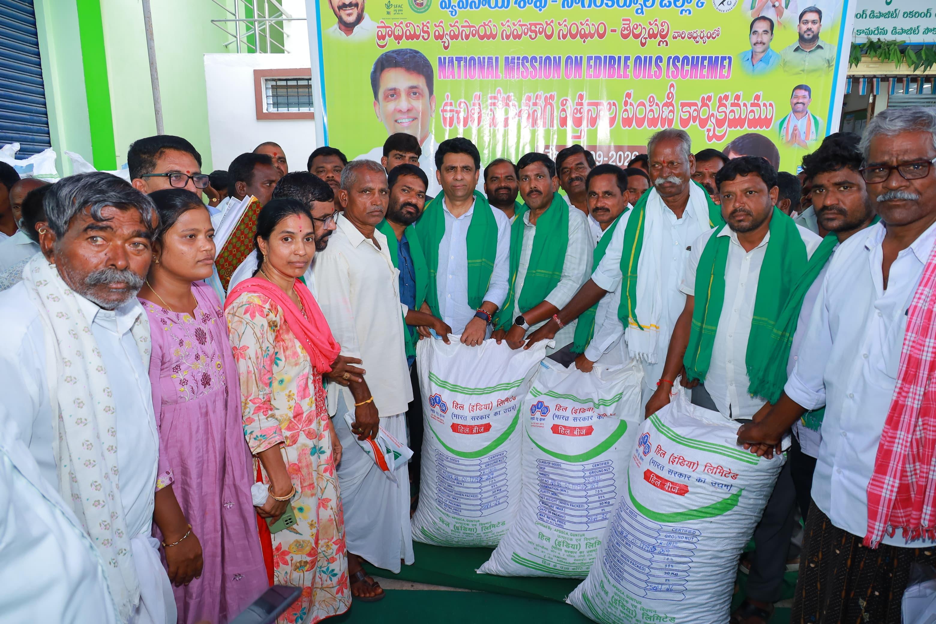 తెల్కపల్లిలో ఘనంగా ఉచిత వేరుశనగ విత్తనాల పంపిణీ