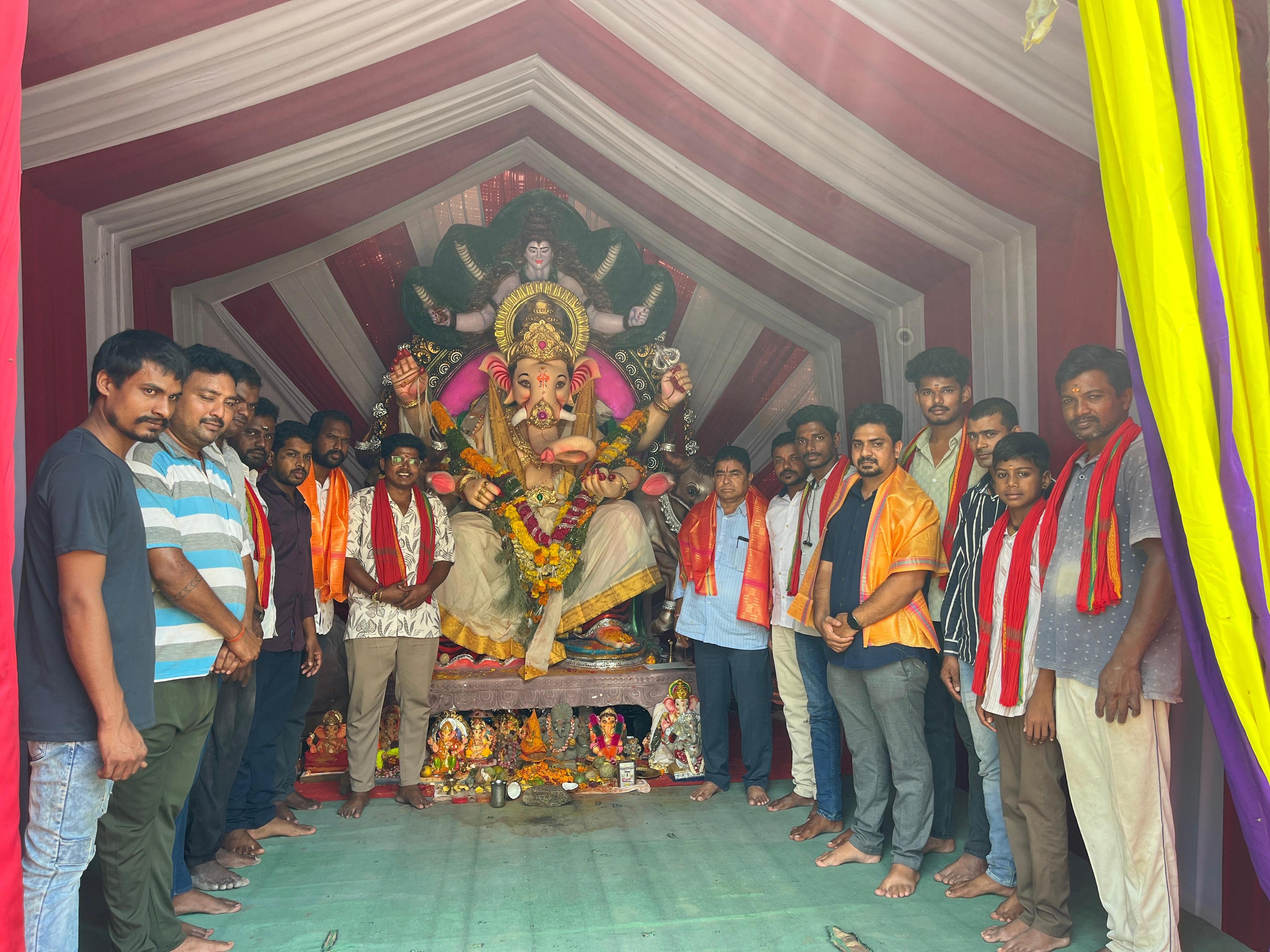 వీ ఆర్ ఫ్రెండ్స్ యూత్ అసోసియేషన్ ఆధ్వర్యంలో ఘనంగా గణనాథుని ఉత్సవాలు