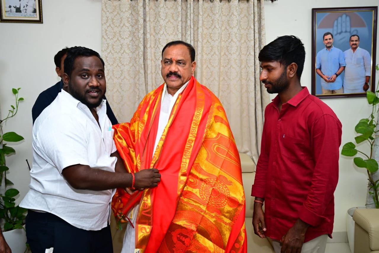 టీపీసీసీ అధ్యక్షుడు మహేష్కుమార్ గౌడ్ను మర్యాదపూర్వకంగా కలిసిన కేశపావుల వినోద్కుమార్