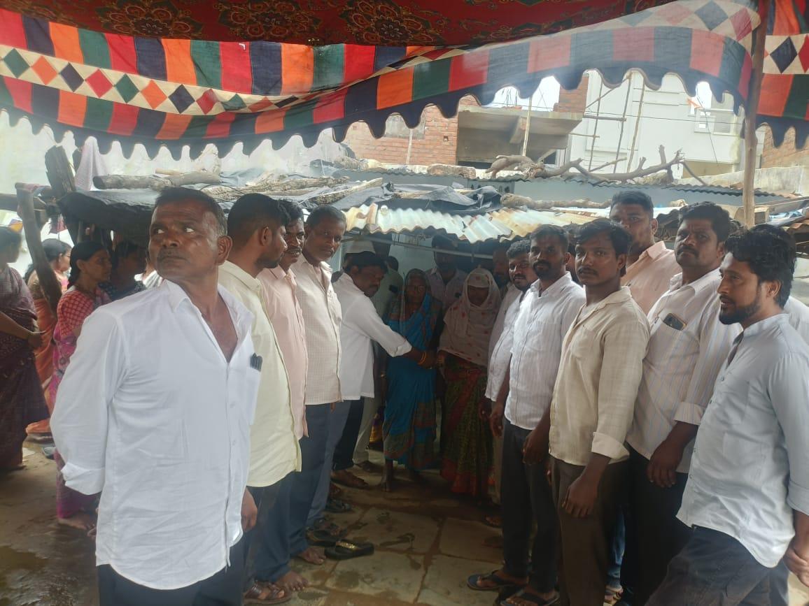 మృతుడి కుటుంబానికి మొహరం బృందం ఆర్థిక చేయూత