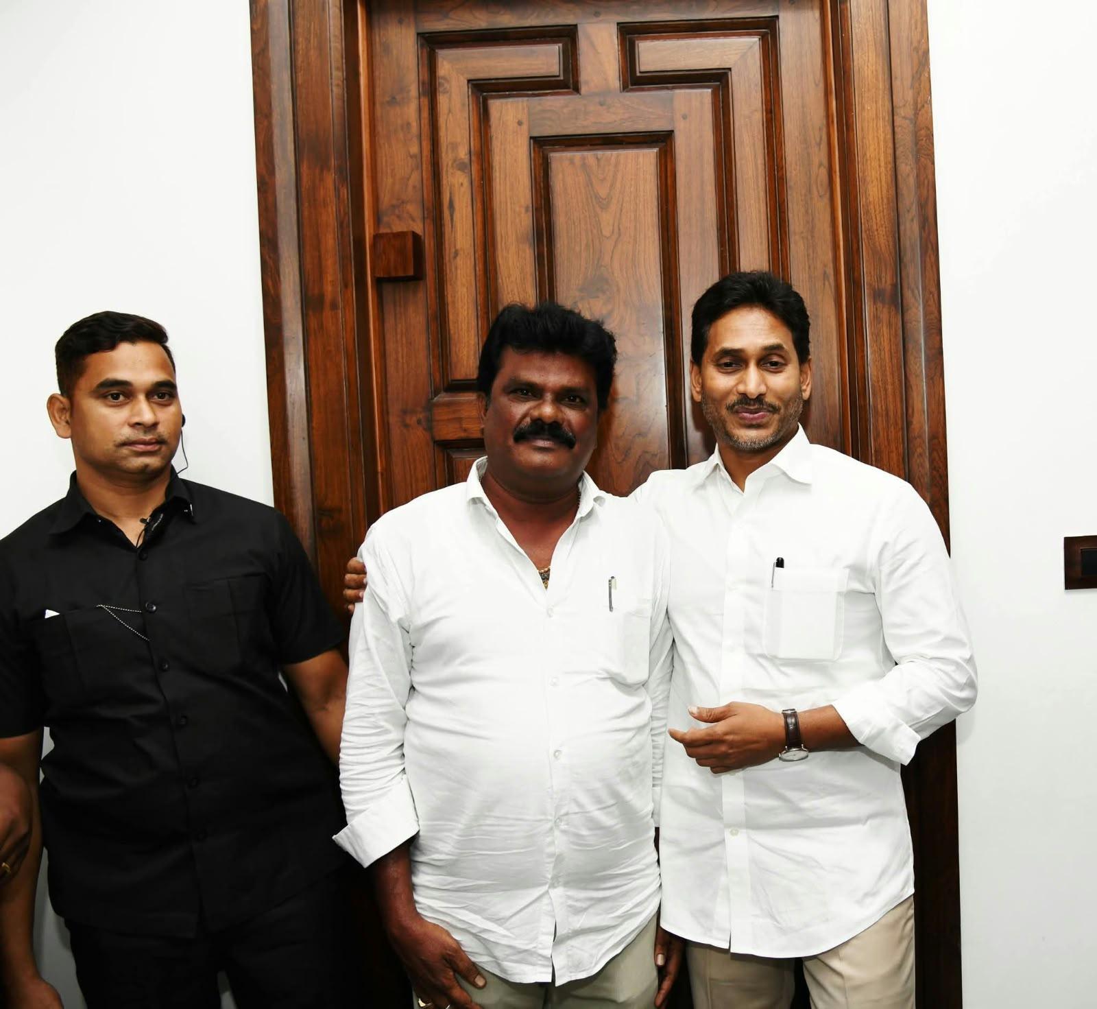 మాజీ ముఖ్యమంత్రిని మర్యాదపూర్వకంగా కలిసిన వైసీపీ రాష్ట్ర సంయుక్త కార్యదర్శి