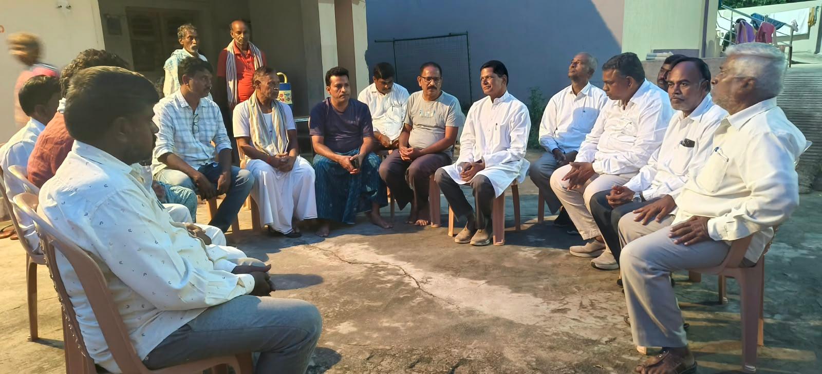 మాజీ సర్పంచుల కుటుంబాలను పరామర్శించిన డాక్టర్ జిల్లెల చిన్నారెడ్డి