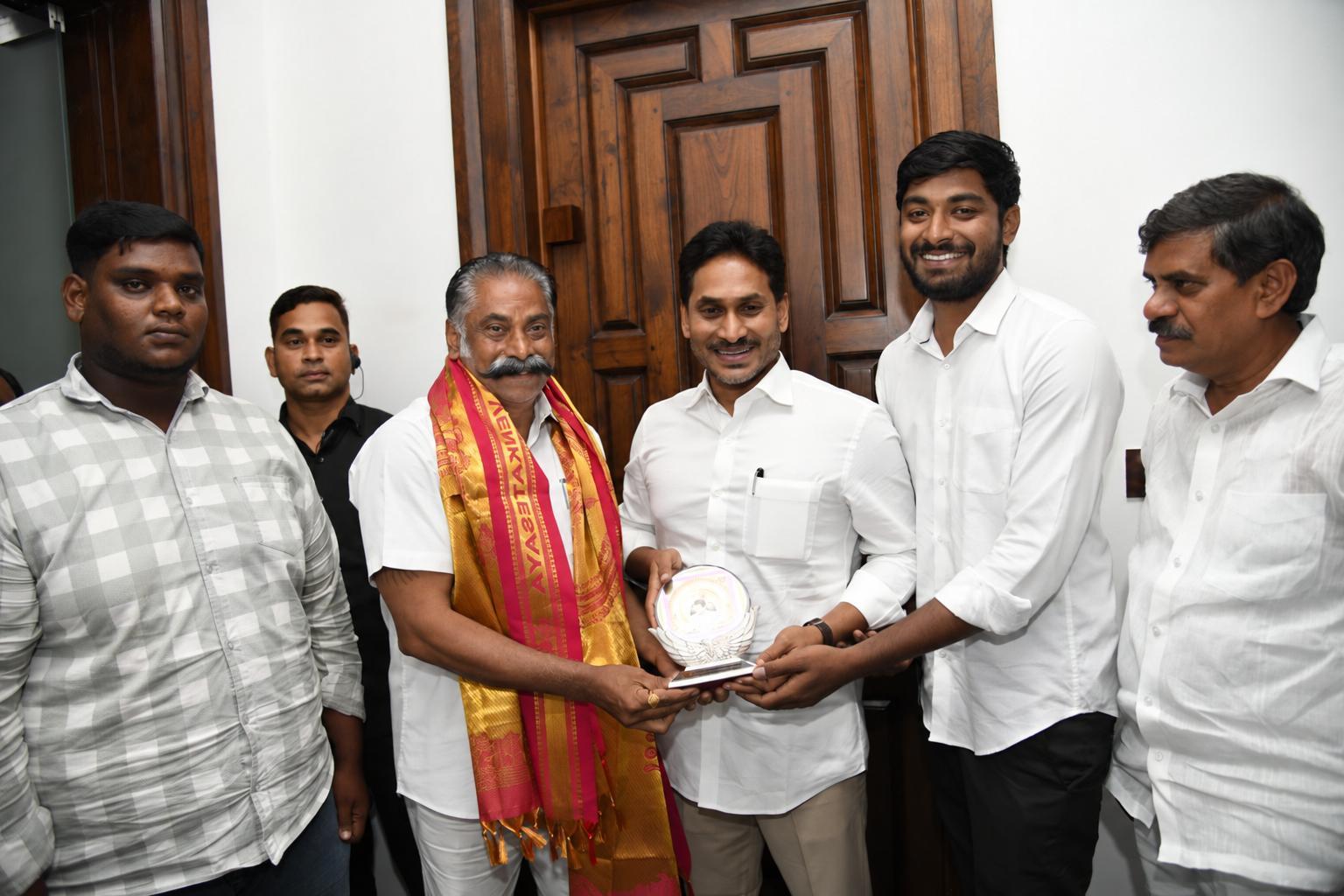 జగన్ను మర్యాదపూర్వకంగా కలిసిన నాగిరెడ్డి చంద్రశేఖర్ రెడ్డి