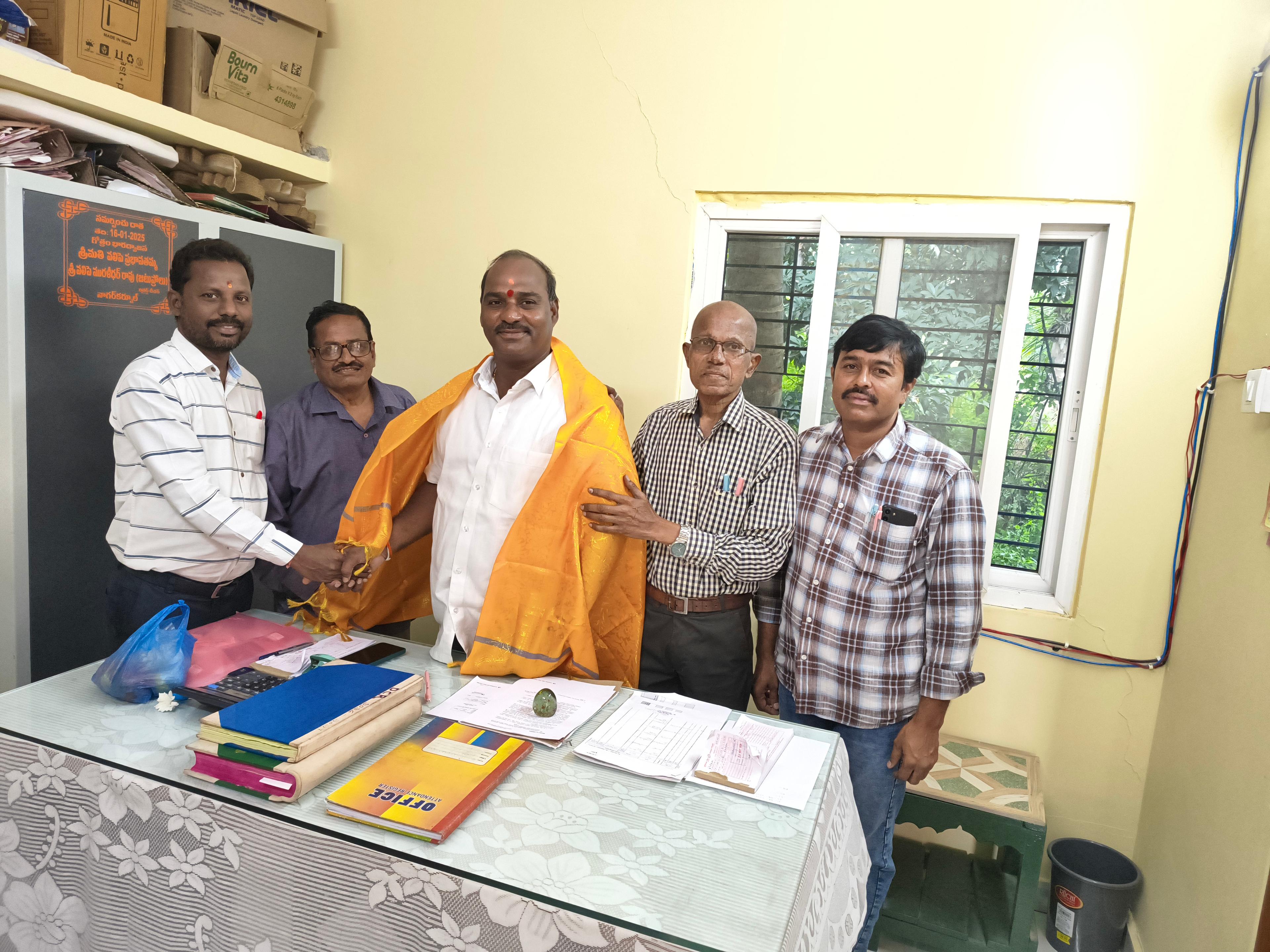 పాలెం శ్రీ వెంకటేశ్వర స్వామి దేవస్థానం నూతన ఈవోకు ఘన సన్మానం