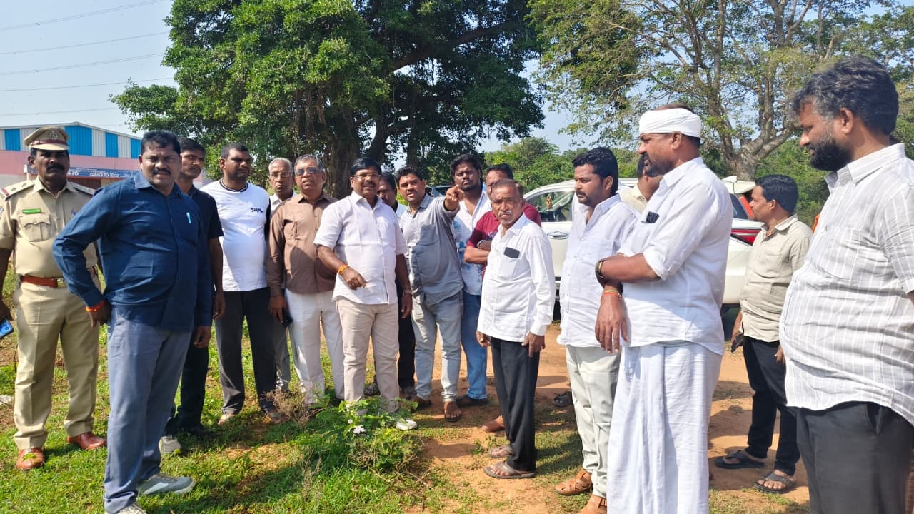 విద్యుత్ సబ్స్టేషన్ స్థలాన్ని పరిశీలించిన ఎమ్మెల్యే వంశీకృష్ణ