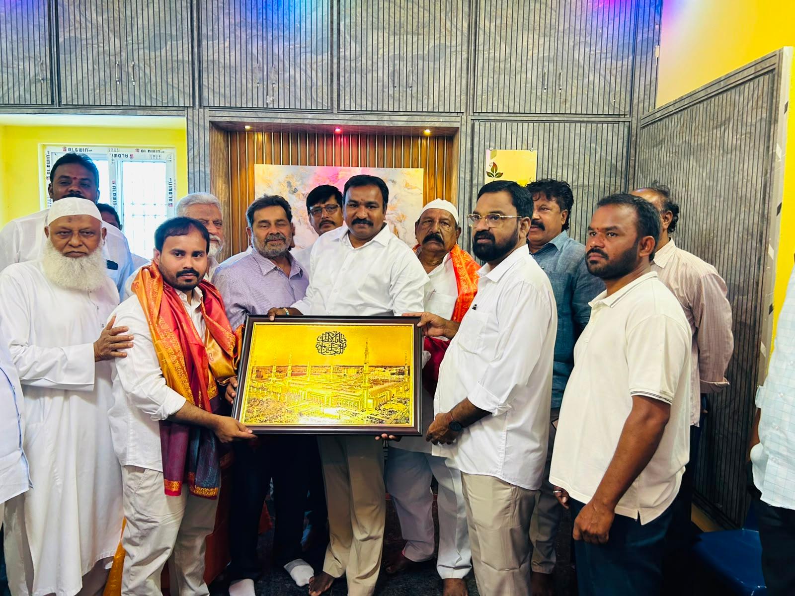 నూతన గృహప్రవేశ వేడుకల్లో మాజీ డిప్యూటీ సీఎం అంజాద్ భాష