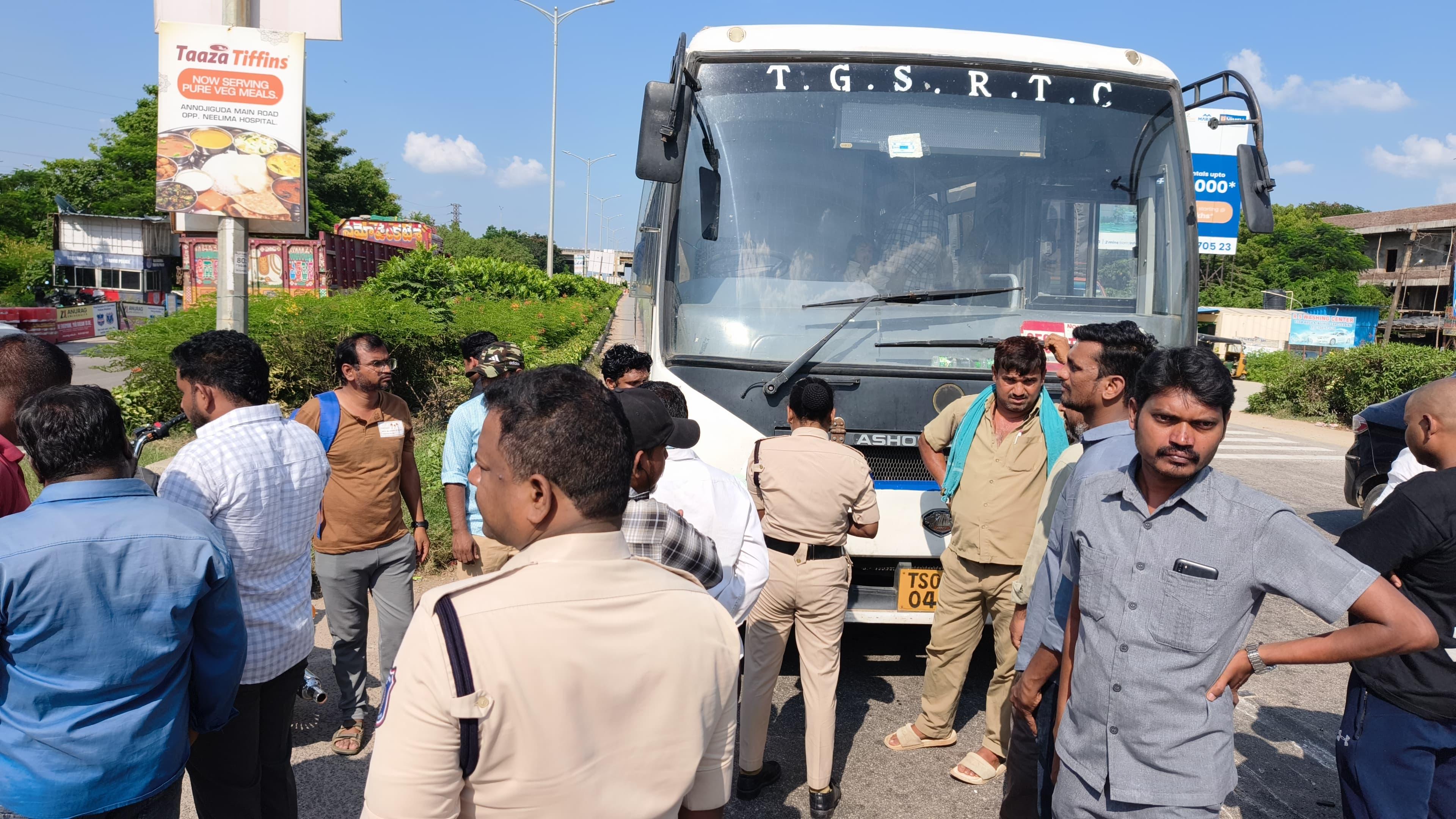 ఆర్టీసీ బస్సు ద్విచక్ర వాహనాన్ని ఢీ.. తృటిలో తప్పిన ప్రమాదం