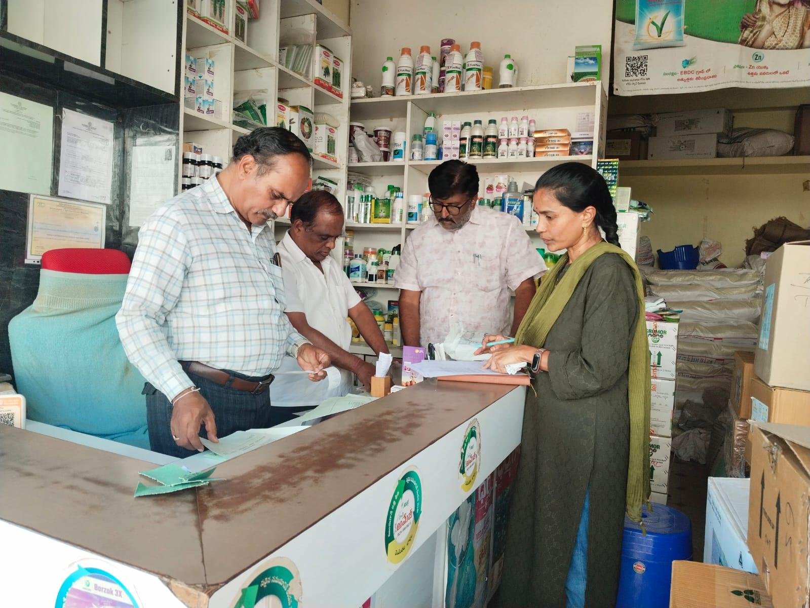 తెలకపల్లి మండలంలో ఎరువుల దుకాణాల్లో తనిఖీలు