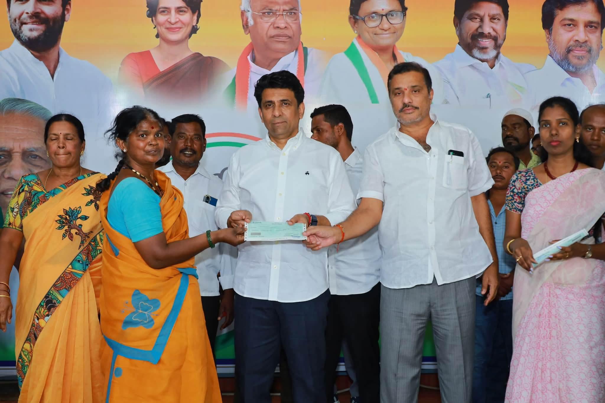 నాగర్కర్నూల్ మండల లబ్ధిదారులకు కల్యాణ లక్ష్మి చెక్కుల పంపిణీ