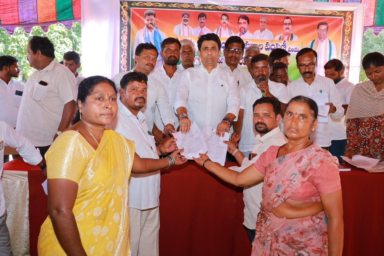 బిజినపల్లి లబ్ధిదారులకు కల్యాణ లక్ష్మి చెక్కులు.. ఇందిరమ్మ ఇళ్ల ప్రొసీడింగ్స్ పంపిణీ